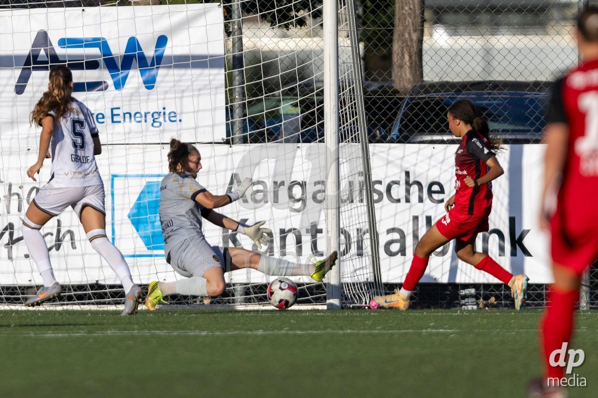 Aarau, Switzerland - September 5: goalkeeper Lea Kramowiku of FC Luzern Frauen in action under pressure from Joy Steck of FC Aarau Frauen (R) during the AXA Women's Super League match between FC Aarau Frauen and FC Luzern at Sportanlage Schachen on September 5, 2026 in Aarau, Switzerland.