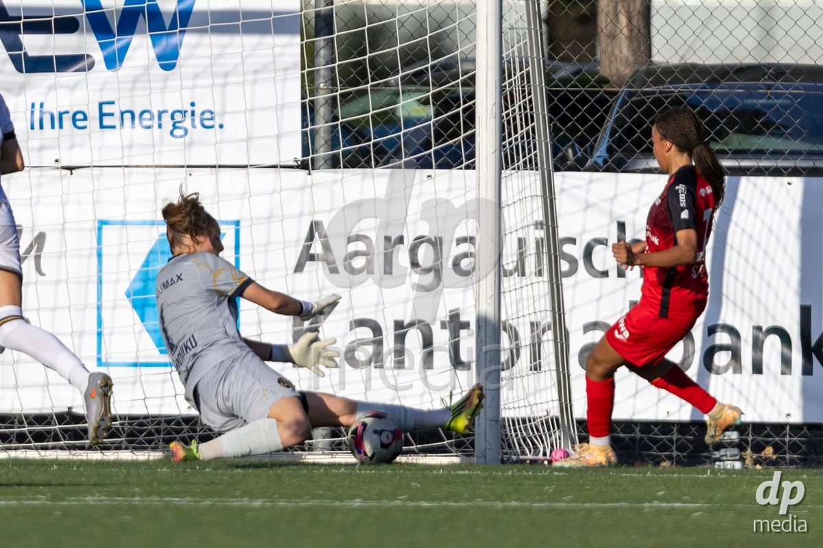 Aarau, Switzerland - September 5: goalkeeper Lea Kramowiku of FC Luzern Frauen in action under pressure from Joy Steck of FC Aarau Frauen (R) during the AXA Women's Super League match between FC Aarau Frauen and FC Luzern at Sportanlage Schachen on September 5, 2026 in Aarau, Switzerland.