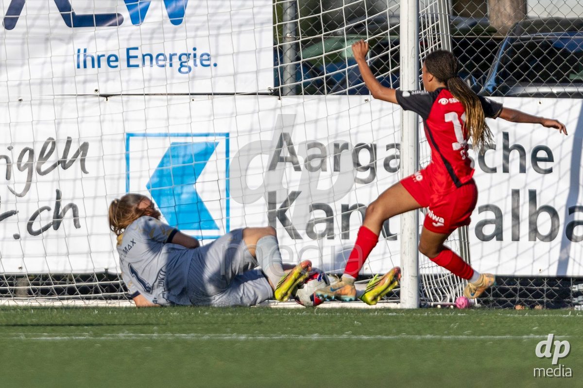 Aarau, Switzerland - September 5: goalkeeper Lea Kramowiku of FC Luzern Frauen in action under pressure from Joy Steck of FC Aarau Frauen (R) during the AXA Women's Super League match between FC Aarau Frauen and FC Luzern at Sportanlage Schachen on September 5, 2026 in Aarau, Switzerland.
