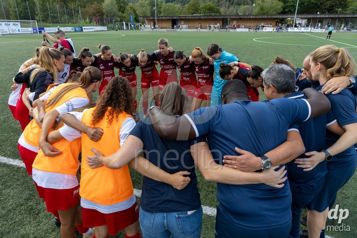 Aarau, Switzerland - September 5: Team FC Aarau Frauen forming a circle during the AXA Women's Super League match between FC Aarau Frauen and FC Luzern at Sportanlage Schachen on September 5, 2026 in Aarau, Switzerland.