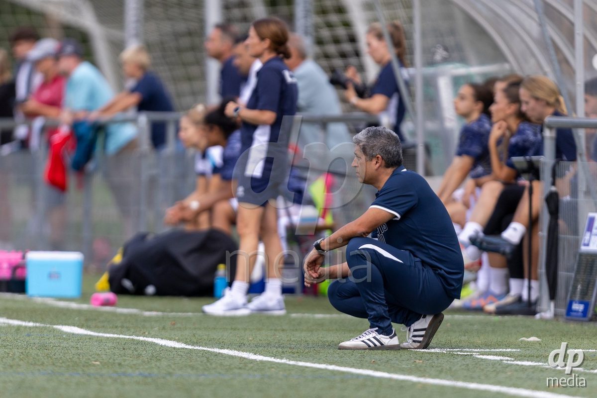 Aarau, Switzerland - September 5: head coach Eduardo Barrera of FC Aarau Frauen during the AXA Women's Super League match between FC Aarau Frauen and FC Luzern at Sportanlage Schachen on September 5, 2026 in Aarau, Switzerland.