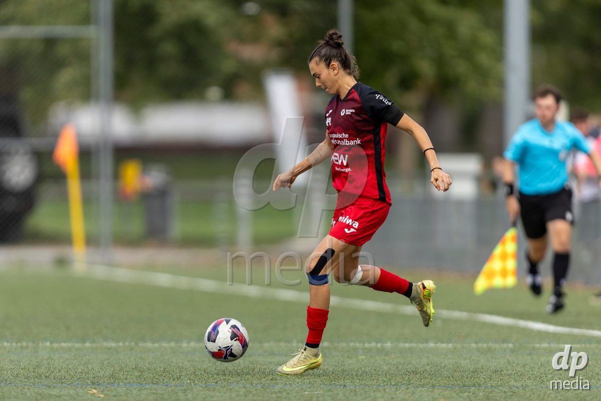 Aarau, Switzerland - September 5: Giulia Bison of FC Aarau Frauen passes the ball during the AXA Women's Super League match between FC Aarau Frauen and FC Luzern at Sportanlage Schachen on September 5, 2026 in Aarau, Switzerland.