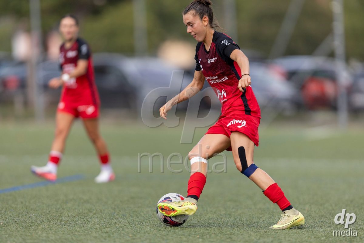 Aarau, Switzerland - September 5: Giulia Bison of FC Aarau Frauen controls the ball during the AXA Women's Super League match between FC Aarau Frauen and FC Luzern at Sportanlage Schachen on September 5, 2026 in Aarau, Switzerland.
