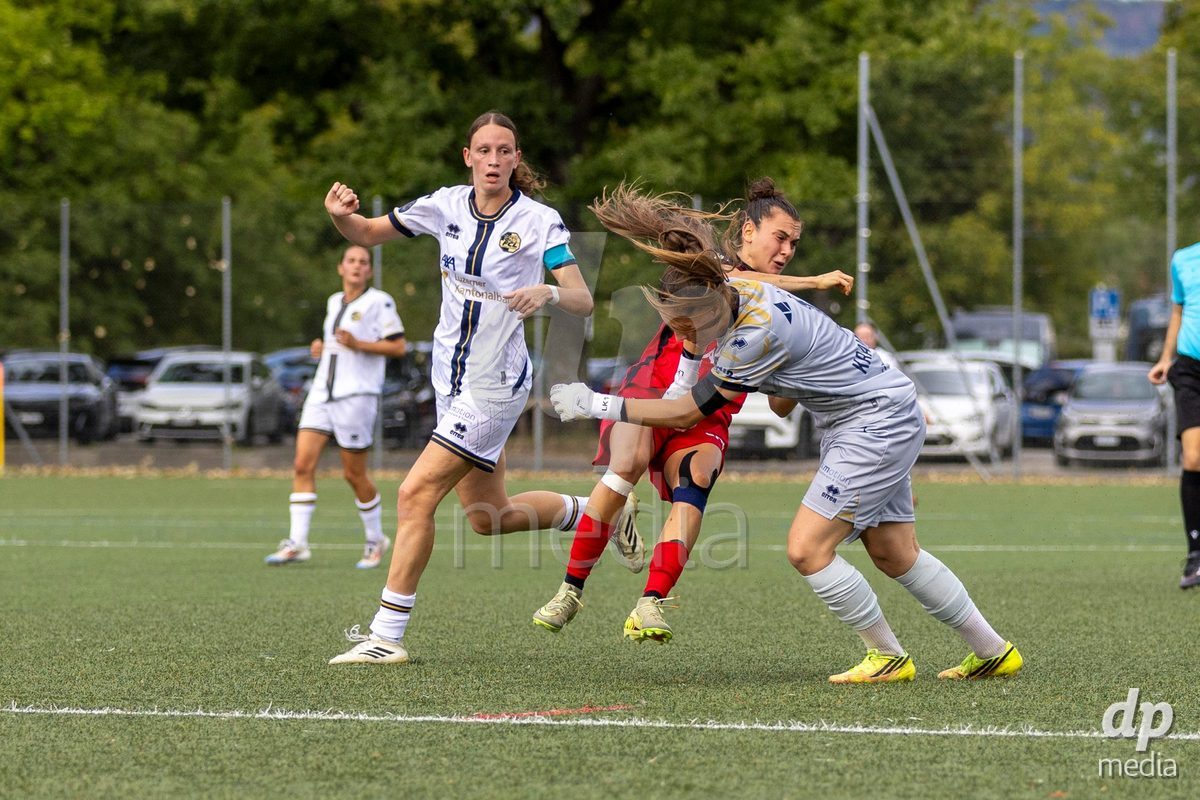 Aarau, Switzerland - September 5: Giulia Bison of FC Aarau Frauen (C) collides with goalkeeper Lea Kramowiku of FC Luzern Frauen (r) during the AXA Women's Super League match between FC Aarau Frauen and FC Luzern at Sportanlage Schachen on September 5, 2026 in Aarau, Switzerland.