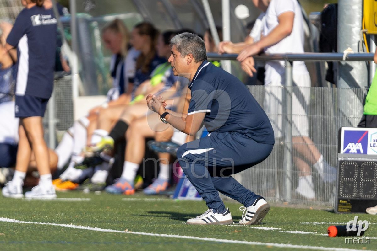 Aarau, Switzerland - September 5: head coach Eduardo Barrera of FC Aarau Frauen during the AXA Women's Super League match between FC Aarau Frauen and FC Luzern at Sportanlage Schachen on September 5, 2026 in Aarau, Switzerland.