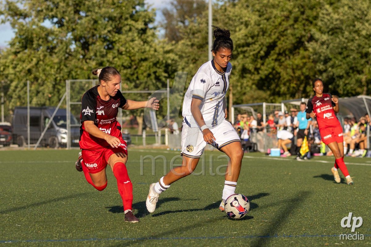 Aarau, Switzerland - September 5: Aldiana Amuchie of FC Luzern Frauen (R) controls the ball under pressure from Rebecca Storr of FC Aarau Frauen (L) during the AXA Women's Super League match between FC Aarau Frauen and FC Luzern at Sportanlage Schachen on September 5, 2026 in Aarau, Switzerland.