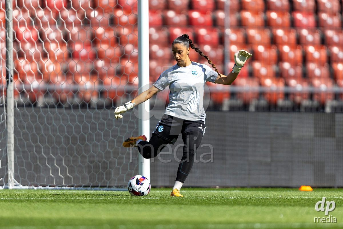 ZURICH, SWITZERLAND - September 6: Jimena Vicario Casal of GC Frauenfussball warming up during the AXA Women's Super League match between GC Frauenfussball and Servette FC Chenois Feminin at Letzigrund on September 6, 2026 in Zurich, Switzerland.