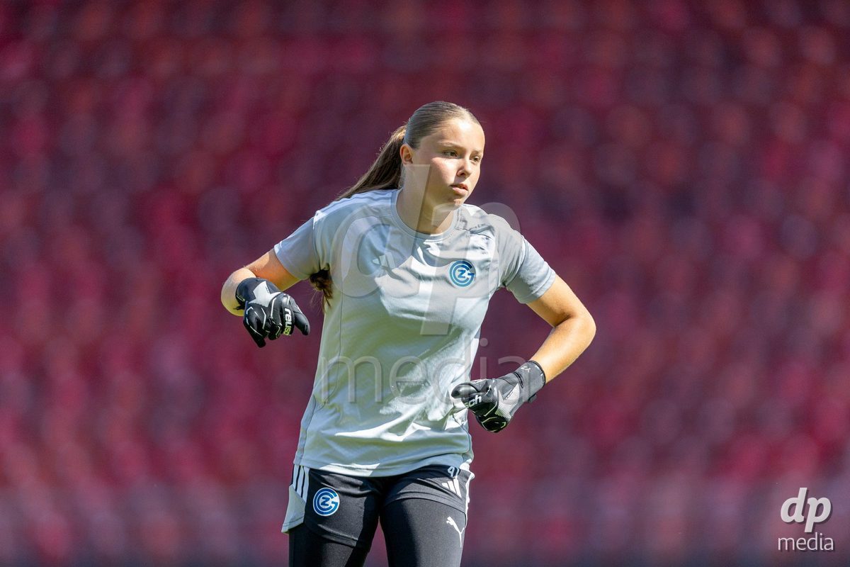 ZURICH, SWITZERLAND - September 6: Yara Zwyssig of GC Frauenfussball warming up during the AXA Women's Super League match between GC Frauenfussball and Servette FC Chenois Feminin at Letzigrund on September 6, 2026 in Zurich, Switzerland.