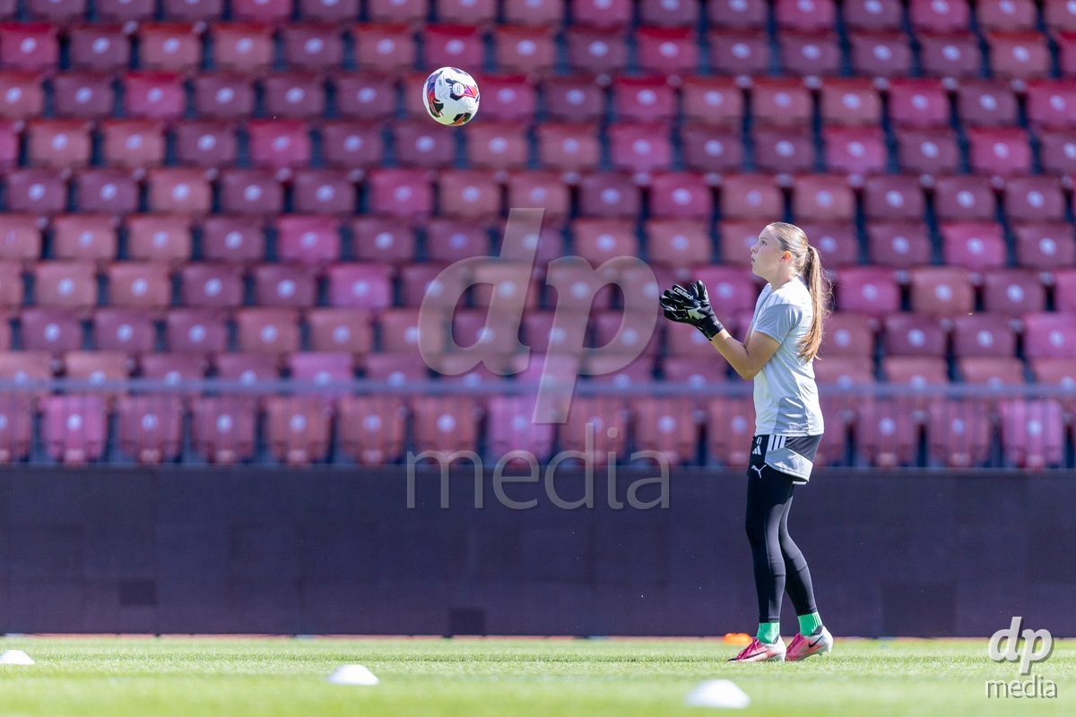 ZURICH, SWITZERLAND - September 6: Yara Zwyssig of GC Frauenfussball warming up during the AXA Women's Super League match between GC Frauenfussball and Servette FC Chenois Feminin at Letzigrund on September 6, 2026 in Zurich, Switzerland.