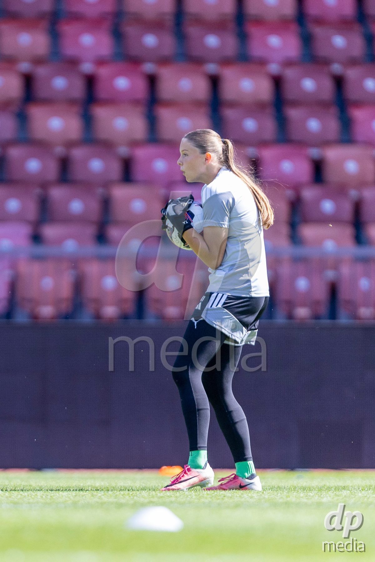 ZURICH, SWITZERLAND - September 6: Yara Zwyssig of GC Frauenfussball warming up during the AXA Women's Super League match between GC Frauenfussball and Servette FC Chenois Feminin at Letzigrund on September 6, 2026 in Zurich, Switzerland.