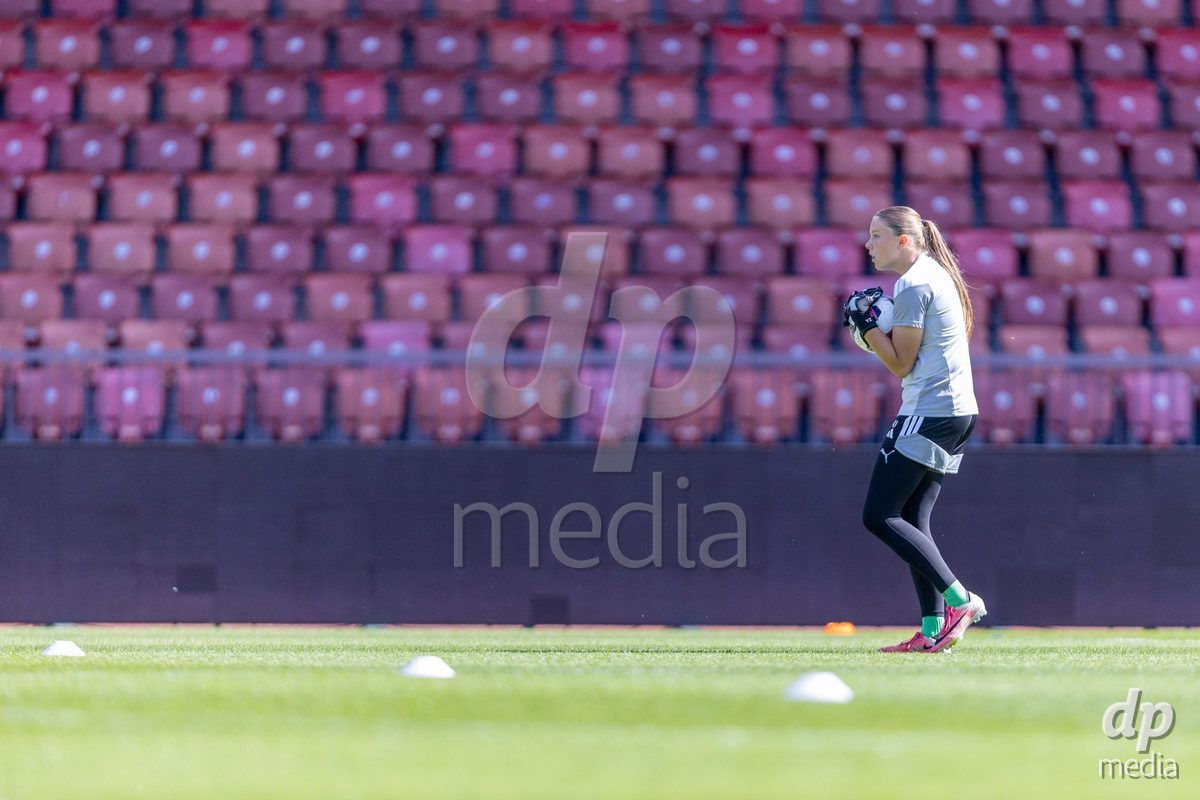 ZURICH, SWITZERLAND - September 6: Yara Zwyssig of GC Frauenfussball warming up during the AXA Women's Super League match between GC Frauenfussball and Servette FC Chenois Feminin at Letzigrund on September 6, 2026 in Zurich, Switzerland.