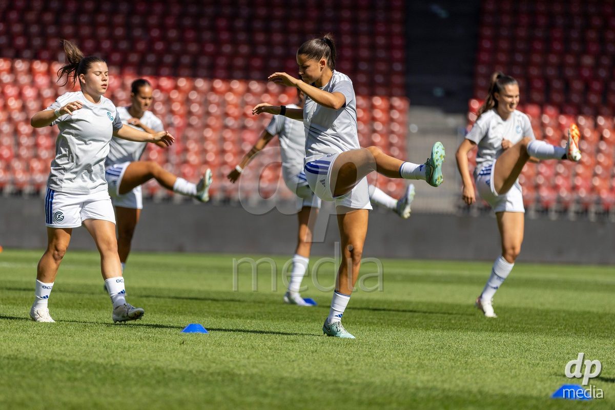 ZURICH, SWITZERLAND - September 6: Players of GC Frauenfussball warming up during the AXA Women's Super League match between GC Frauenfussball and Servette FC Chenois Feminin at Letzigrund on September 6, 2026 in Zurich, Switzerland.