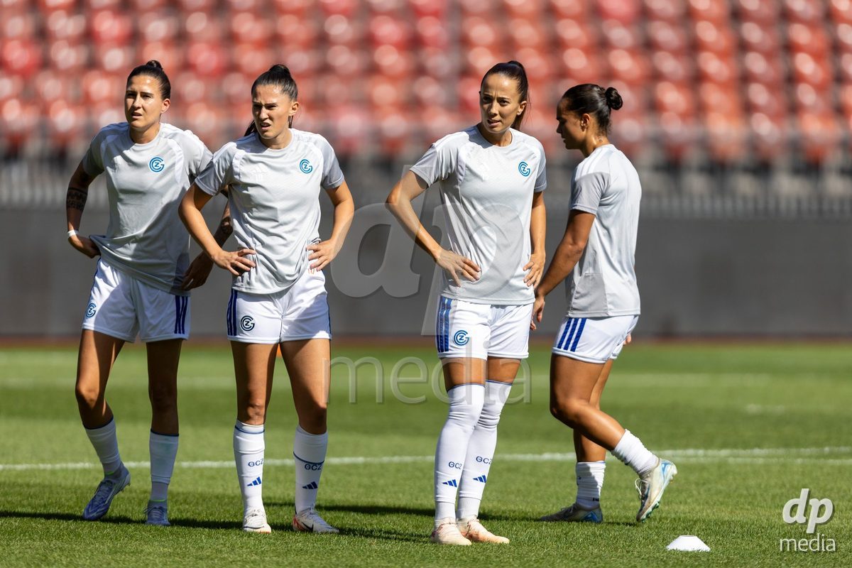 ZURICH, SWITZERLAND - September 6: Players of GC Frauenfussball warming up during the AXA Women's Super League match between GC Frauenfussball and Servette FC Chenois Feminin at Letzigrund on September 6, 2026 in Zurich, Switzerland.