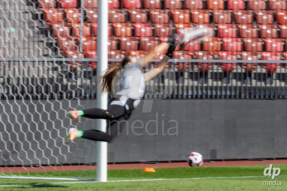 ZURICH, SWITZERLAND - September 6: Yara Zwyssig of GC Frauenfussball warming up during the AXA Women's Super League match between GC Frauenfussball and Servette FC Chenois Feminin at Letzigrund on September 6, 2026 in Zurich, Switzerland.