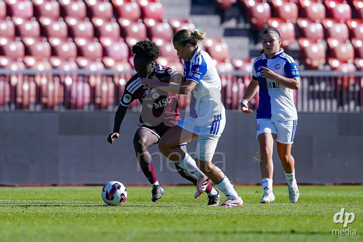 ZURICH, SWITZERLAND - September 6: Ella Ljustina of GC Frauenfussball (R) and Bénédicte Simon (Benedicte Simon) of Servette FC Chenois Feminin  (L) battle for the ball during the AXA Women's Super League match between GC Frauenfussball and Servette FC Chenois Feminin at Letzigrund on September 6, 2026 in Zurich, Switzerland.