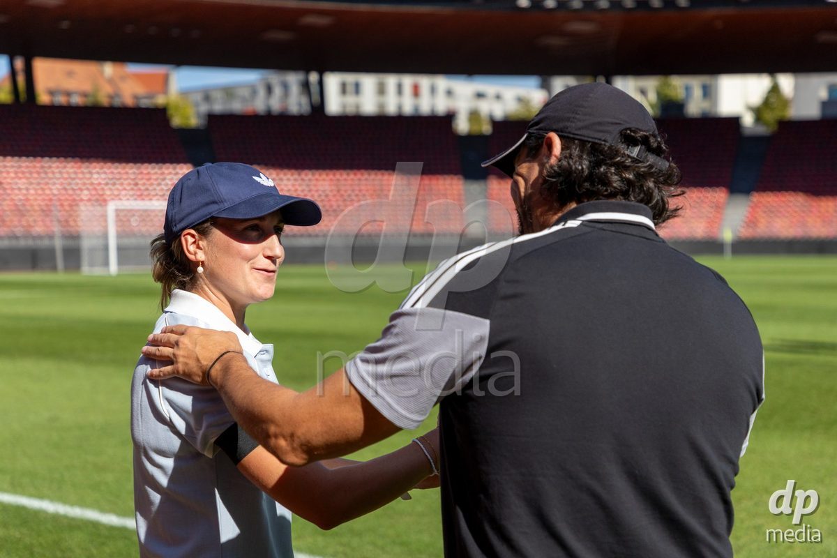 ZURICH, SWITZERLAND - September 6: Laura Vetterlein, Head Coach of GC Frauenfussball (L) shakes hands with Cristian Toro, Head Coach of Servette FC Chenois Feminin (R) during the AXA Women's Super League match between GC Frauenfussball and Servette FC Chenois Feminin at Letzigrund on September 6, 2026 in Zurich, Switzerland.