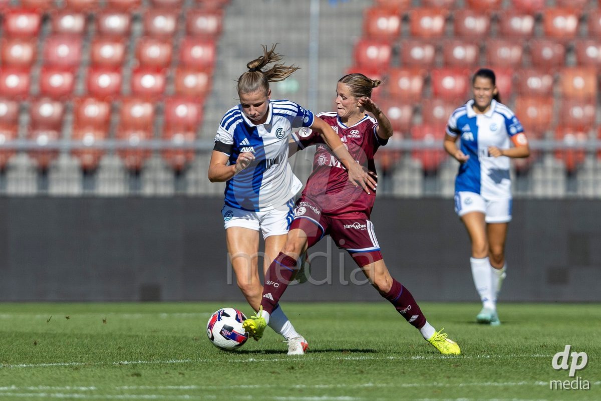 ZURICH, SWITZERLAND - September 6: Giulia Looser of GC Frauenfussball (L) fights for the ball with Laura Strik of Servette FC Chenois Feminin (R) during the AXA Women's Super League match between GC Frauenfussball and Servette FC Chenois Feminin at Letzigrund on September 6, 2026 in Zurich, Switzerland.