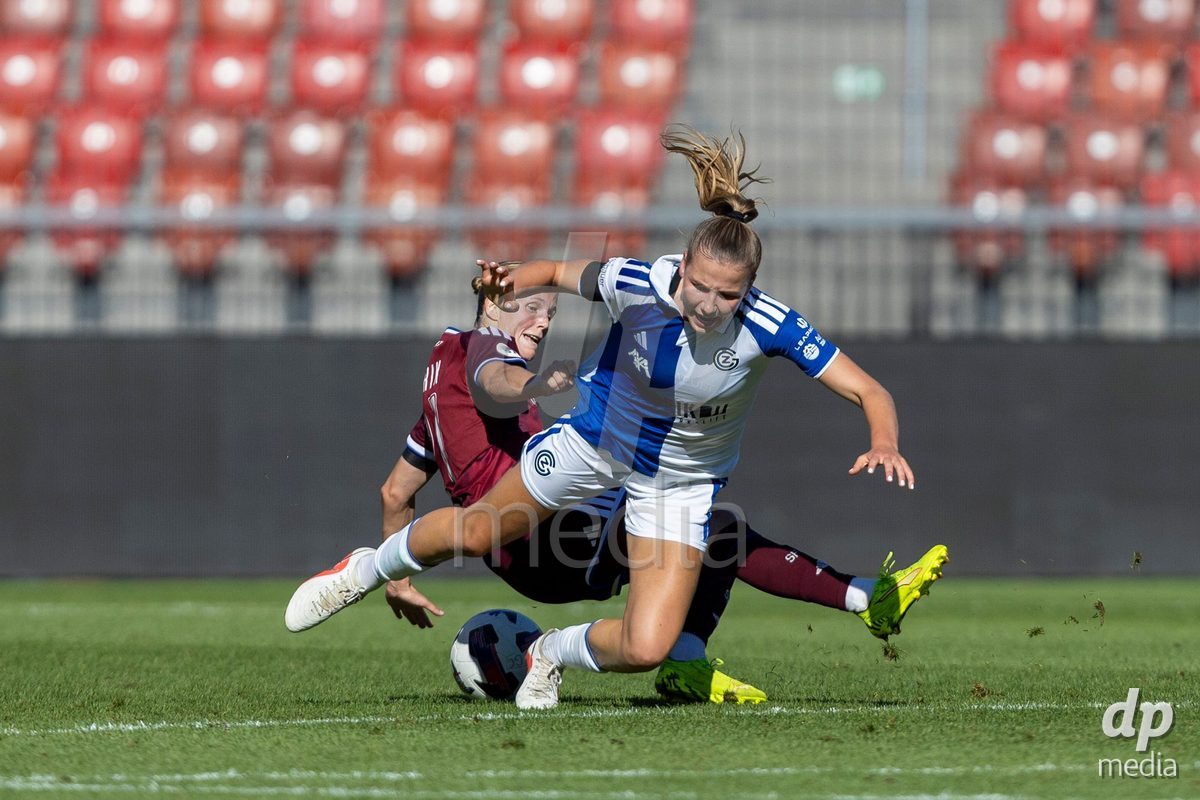 ZURICH, SWITZERLAND - September 6: Giulia Looser of GC Frauenfussball (R) fights for the ball with Laura Strik of Servette FC Chenois Feminin (L) during the AXA Women's Super League match between GC Frauenfussball and Servette FC Chenois Feminin at Letzigrund on September 6, 2026 in Zurich, Switzerland.