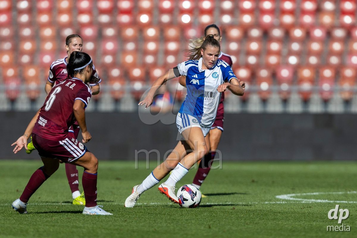 ZURICH, SWITZERLAND - September 6: Giulia Looser of GC Frauenfussball controls the ball during the AXA Women's Super League match between GC Frauenfussball and Servette FC Chenois Feminin at Letzigrund on September 6, 2026 in Zurich, Switzerland.