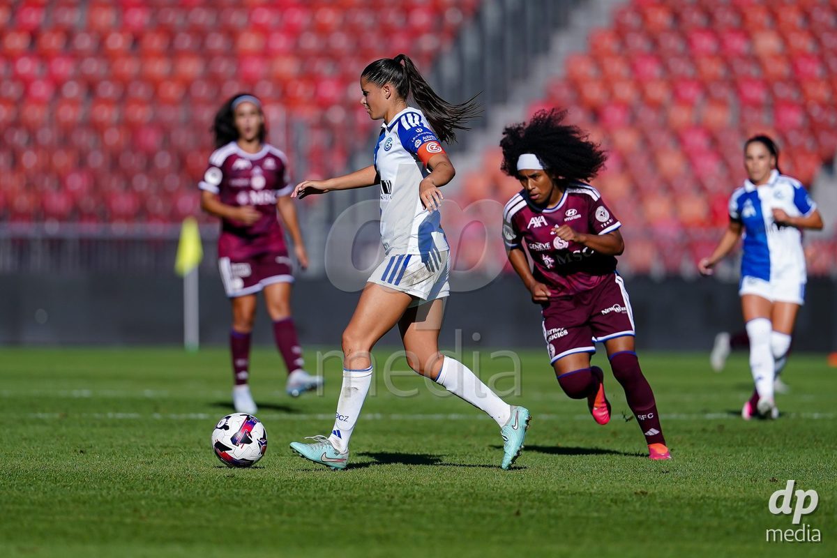 ZURICH, SWITZERLAND - September 6: Luna Lemperiere of GC Frauenfussball controls the ball during the AXA Women's Super League match between GC Frauenfussball and Servette FC Chenois Feminin at Letzigrund on September 6, 2026 in Zurich, Switzerland.