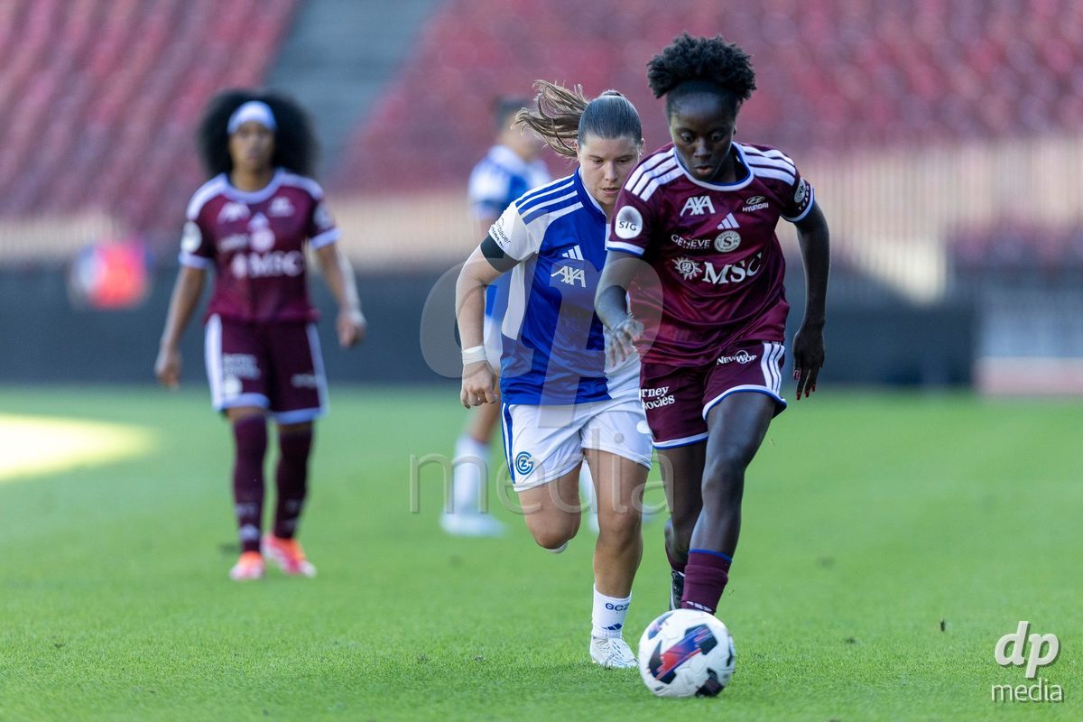 ZURICH, SWITZERLAND - September 6: Bénédicte Simon of Servette FC Chenois Feminin (R) controls the ball under pressure from Michelle Storni of GC Frauenfussball (L) during the AXA Women's Super League match between GC Frauenfussball and Servette FC Chenois Feminin at Letzigrund on September 6, 2026 in Zurich, Switzerland.