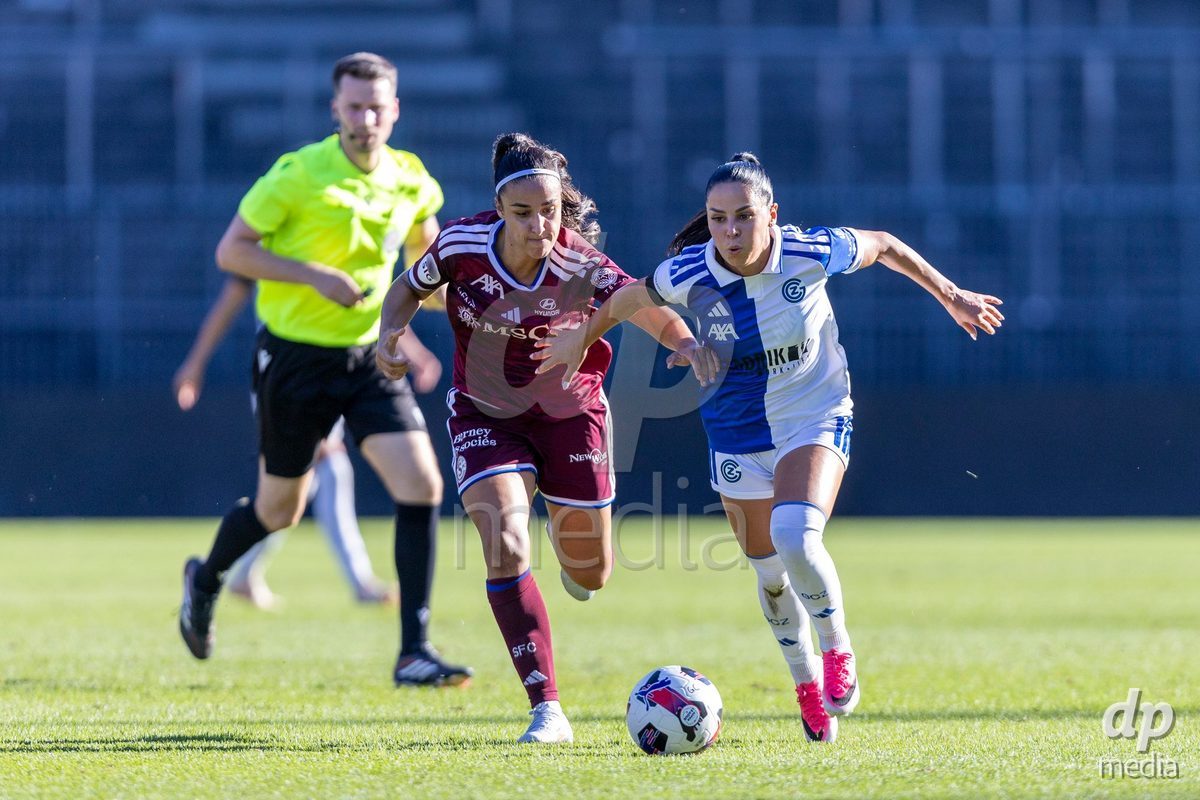 ZURICH, SWITZERLAND - September 6: Qendresa Krasniqi of GC Frauenfussball (R) fights for the ball with Paola Hernandez (Paola Hernández) of Servette FC Chenois Feminin (L)  during the AXA Women's Super League match between GC Frauenfussball and Servette FC Chenois Feminin at Letzigrund on September 6, 2026 in Zurich, Switzerland.