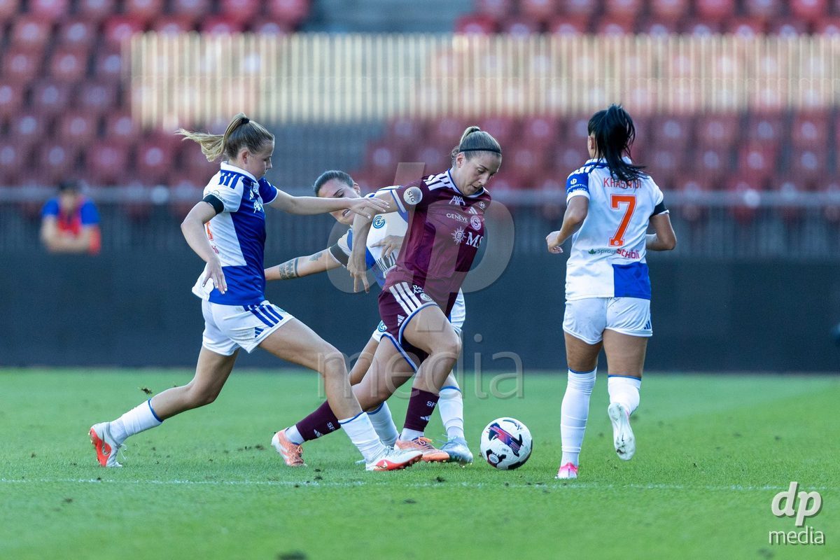 ZURICH, SWITZERLAND - September 6: Gloria Marinelli of Servette FC Chenois Feminin controls the ball during the AXA Women's Super League match between GC Frauenfussball and Servette FC Chenois Feminin at Letzigrund on September 6, 2026 in Zurich, Switzerland.