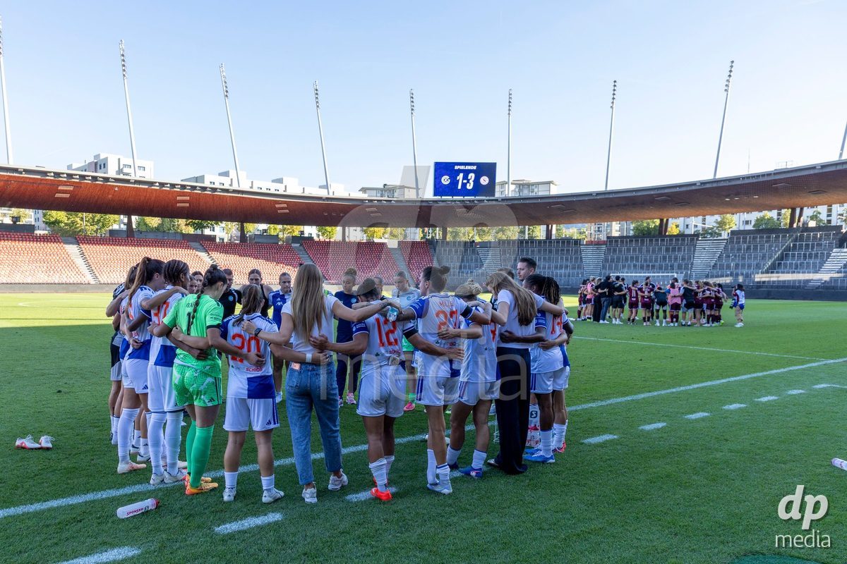 ZURICH, SWITZERLAND - September 6: Both teams form a circle after the game during the AXA Women's Super League match between GC Frauenfussball and Servette FC Chenois Feminin at Letzigrund on September 6, 2026 in Zurich, Switzerland.