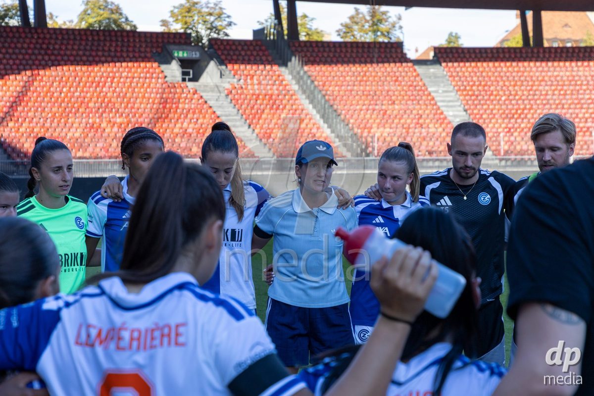 ZURICH, SWITZERLAND - September 6: Laura Vetterlein, Head Coach of GC Frauenfussball talking to here team during the AXA Women's Super League match between GC Frauenfussball and Servette FC Chenois Feminin at Letzigrund on September 6, 2026 in Zurich, Switzerland.