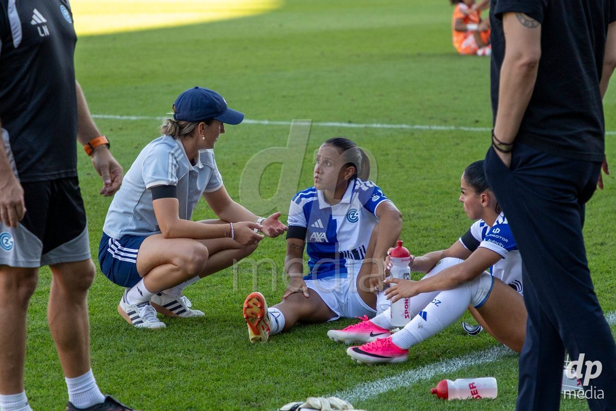 ZURICH, SWITZERLAND - September 6: Laura Vetterlein, Head Coach of GC Frauenfussball talking to players during the AXA Women's Super League match between GC Frauenfussball and Servette FC Chenois Feminin at Letzigrund on September 6, 2026 in Zurich, Switzerland.