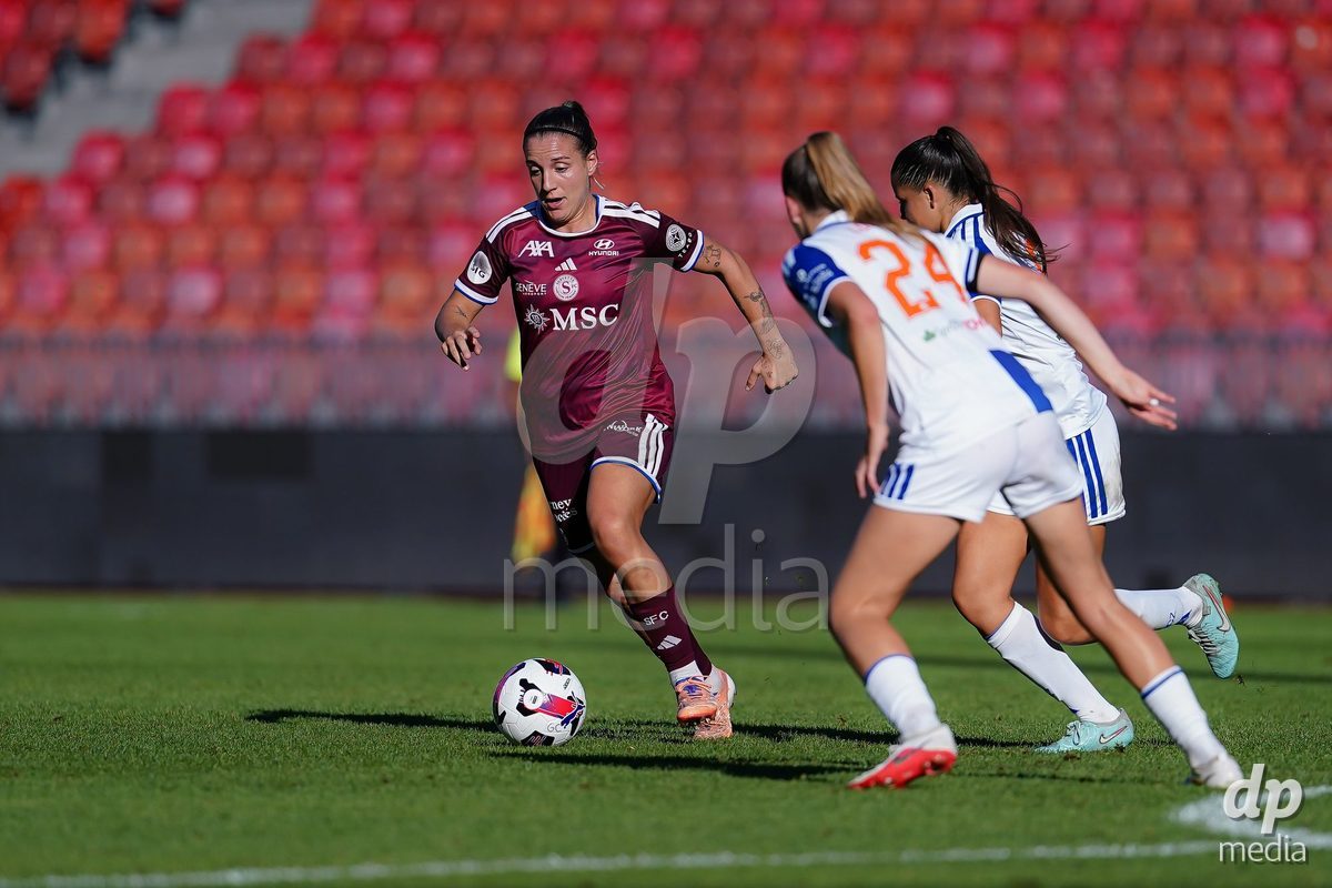 ZURICH, SWITZERLAND - September 6: Gloria Marinelli of Servette FC Chenois Feminin controls the ball during the AXA Women's Super League match between GC Frauenfussball and Servette FC Chenois Feminin at Letzigrund on September 6, 2026 in Zurich, Switzerland.
