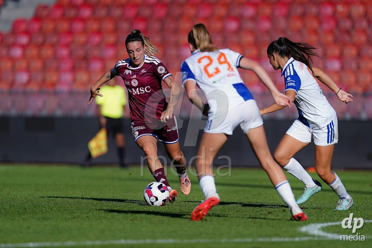 ZURICH, SWITZERLAND - September 6: Gloria Marinelli of Servette FC Chenois Feminin controls the ball during the AXA Women's Super League match between GC Frauenfussball and Servette FC Chenois Feminin at Letzigrund on September 6, 2026 in Zurich, Switzerland.