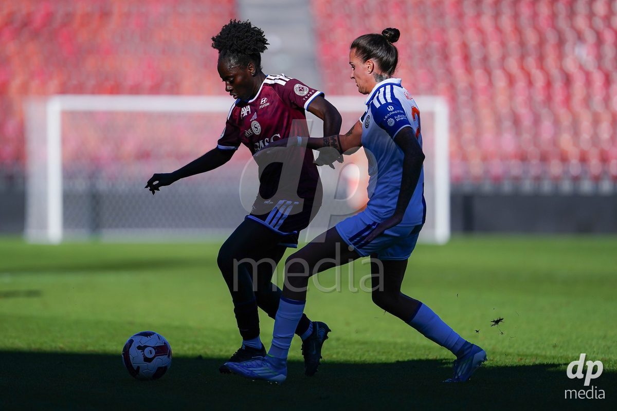 ZURICH, SWITZERLAND - September 6: Melanie Muller of GC Frauenfussball(R) and Bénédicte Simon (Benedicte Simon) of Servette FC Chenois Feminin (L) battle for the ball during the AXA Women's Super League match between GC Frauenfussball and Servette FC Chenois Feminin at Letzigrund on September 6, 2026 in Zurich, Switzerland.