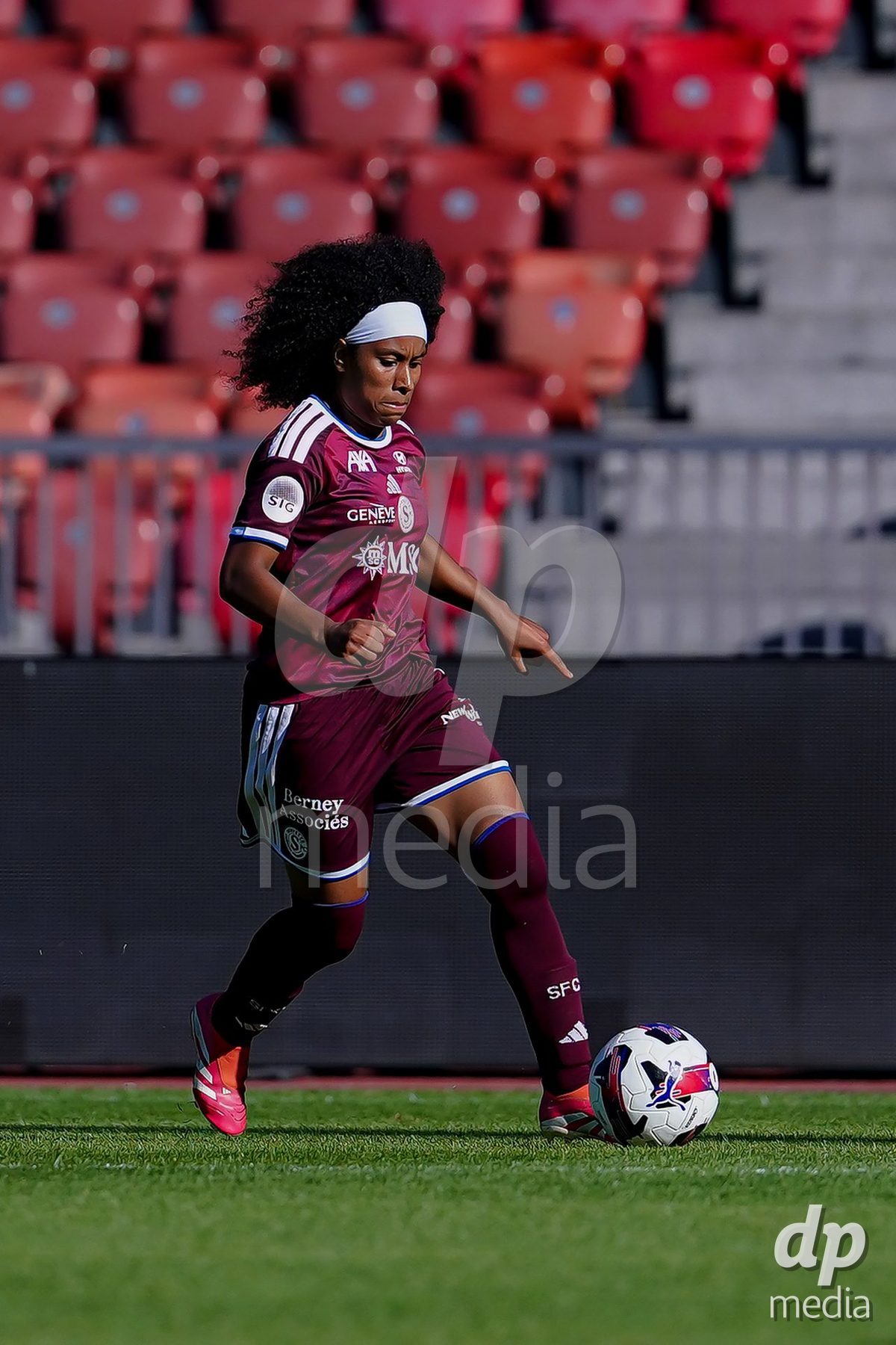 ZURICH, SWITZERLAND - September 6: Mickaella Cardia (Mickaëlla Cardia) of Servette FC Chenois Feminin controls the ball during the AXA Women's Super League match between GC Frauenfussball and Servette FC Chenois Feminin at Letzigrund on September 6, 2026 in Zurich, Switzerland.