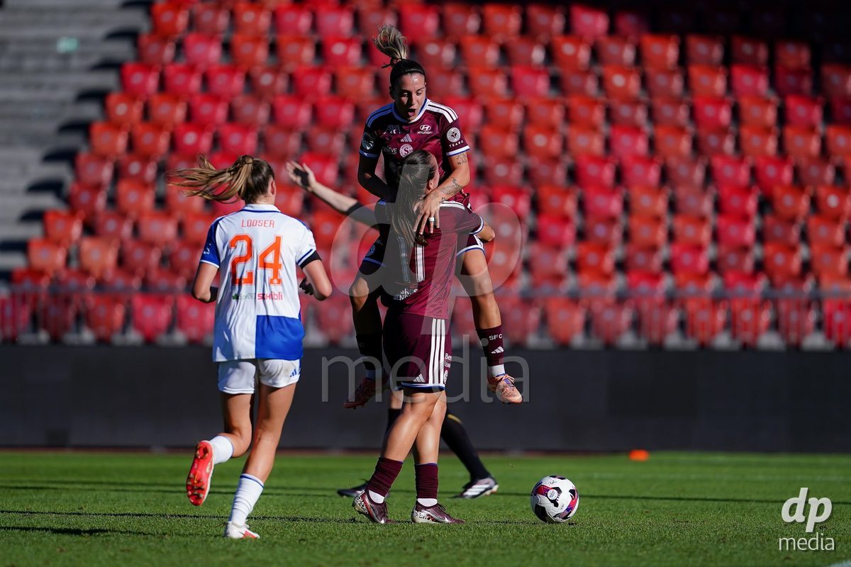ZURICH, SWITZERLAND - September 6: Magdalena Sobal of Servette FC Chenois Feminin celebrating with team after scoring teams second goal during the AXA Women's Super League match between GC Frauenfussball and Servette FC Chenois Feminin at Letzigrund on September 6, 2026 in Zurich, Switzerland.