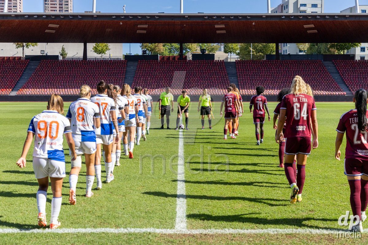ZURICH, SWITZERLAND - September 6: teams entering the field during the AXA Women's Super League match between GC Frauenfussball and Servette FC Chenois Feminin at Letzigrund on September 6, 2026 in Zurich, Switzerland.