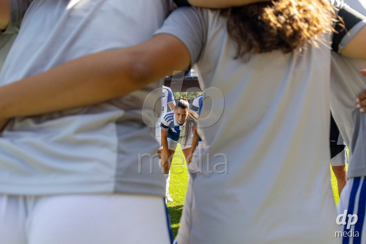 ZURICH, SWITZERLAND - September 6: Luna Lemperiere of GC Frauenfussball giving a speech in the team circle  during the AXA Women's Super League match between GC Frauenfussball and Servette FC Chenois Feminin at Letzigrund on September 6, 2026 in Zurich, Switzerland.