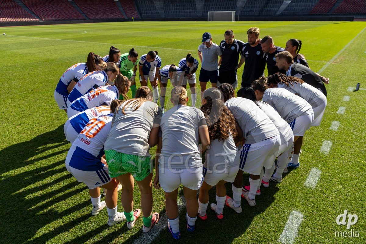 ZURICH, SWITZERLAND - September 6: Players of GC Frauenfussball forming a circle during the AXA Women's Super League match between GC Frauenfussball and Servette FC Chenois Feminin at Letzigrund on September 6, 2026 in Zurich, Switzerland.