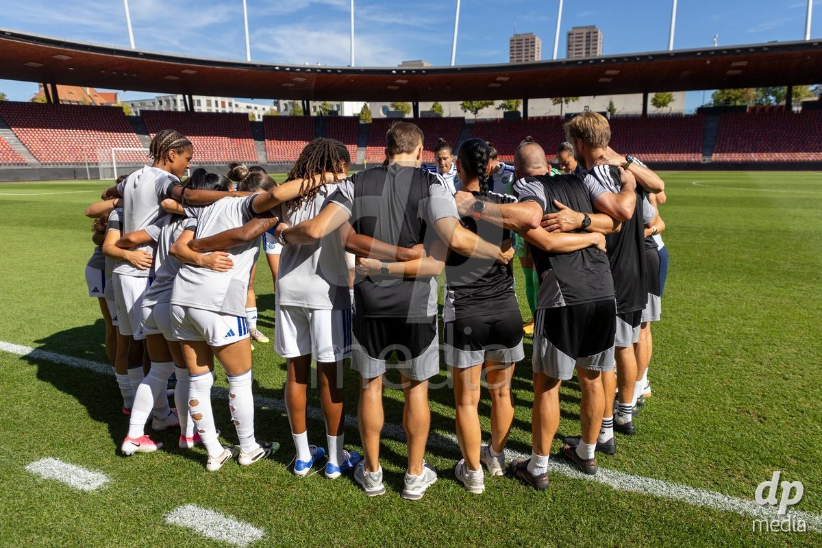 ZURICH, SWITZERLAND - September 6: Players of GC Frauenfussball forming a circle during the AXA Women's Super League match between GC Frauenfussball and Servette FC Chenois Feminin at Letzigrund on September 6, 2026 in Zurich, Switzerland.