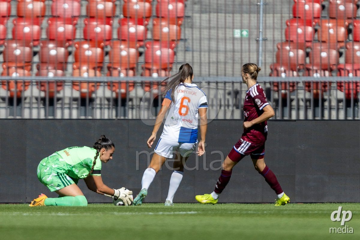 ZURICH, SWITZERLAND - September 6: Jimena Vicario Casal of GC Frauenfussball (L) in action during the AXA Women's Super League match between GC Frauenfussball and Servette FC Chenois Feminin at Letzigrund on September 6, 2026 in Zurich, Switzerland.