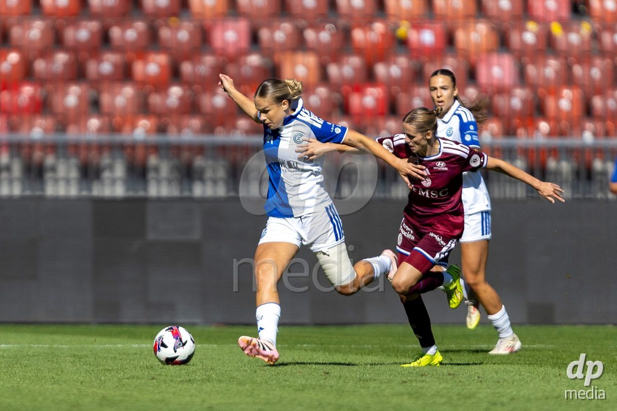 ZURICH, SWITZERLAND - September 6: Ella Ljustina of GC Frauenfussball (L) battles for the ball with Laura Strik of Servette FC Chenois Feminin (R) during the AXA Women's Super League match between GC Frauenfussball and Servette FC Chenois Feminin at Letzigrund on September 6, 2026 in Zurich, Switzerland.