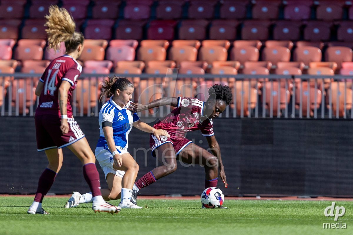 ZURICH, SWITZERLAND - September 6: Michelle Storni of GC Frauenfussball (L) battles for the ball with Bénédicte Simon of Servette FC Chenois Feminin (R) during the AXA Women's Super League match between GC Frauenfussball and Servette FC Chenois Feminin at Letzigrund on September 6, 2026 in Zurich, Switzerland.