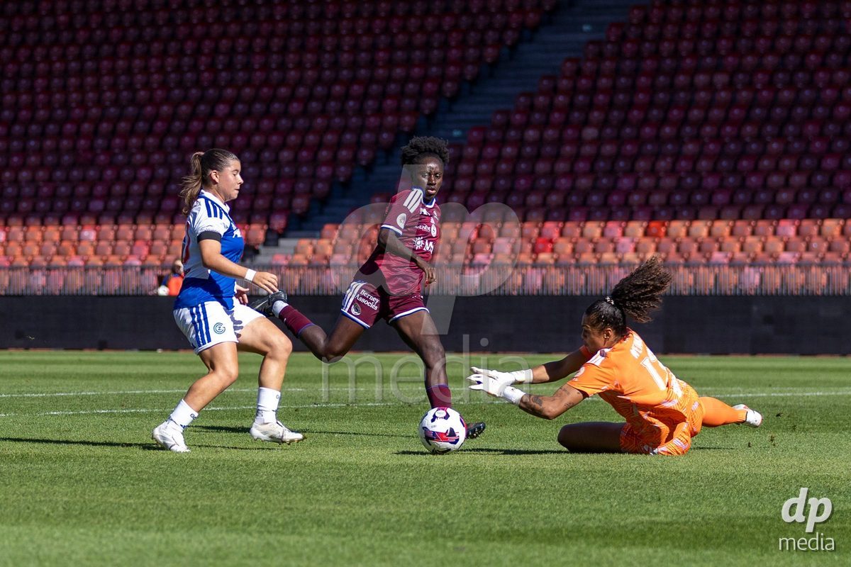 ZURICH, SWITZERLAND - September 6: Jacinta Weimar of Servette FC Chenois Feminin (R) in action during the AXA Women's Super League match between GC Frauenfussball and Servette FC Chenois Feminin at Letzigrund on September 6, 2026 in Zurich, Switzerland.