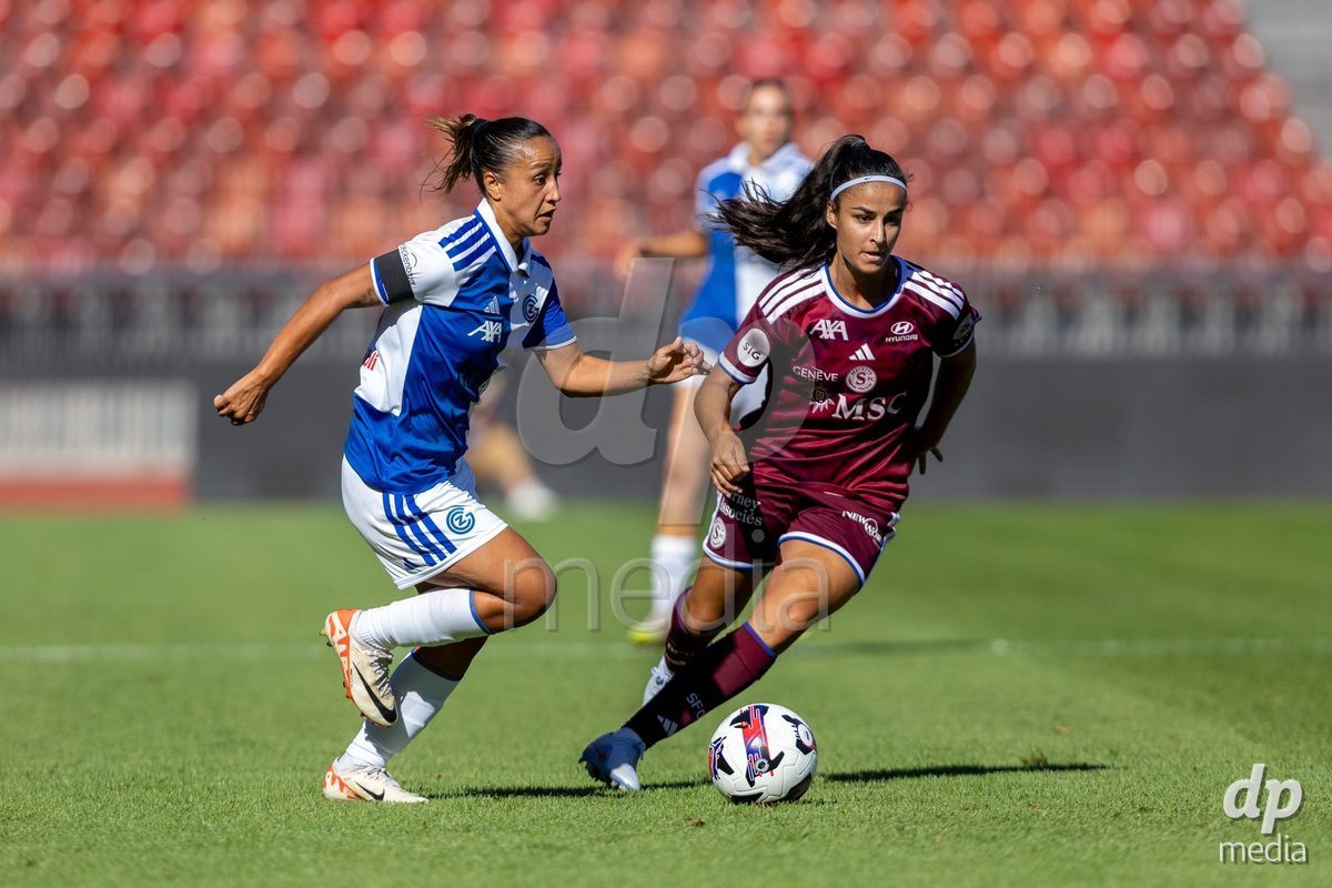 ZURICH, SWITZERLAND - September 6: Paola Hernandez (Paola Hernández) of Servette FC Chenois Feminin (R) controls the ball under pressure from Dalila Belen Ippolito of GC Frauenfussball (L) during the AXA Women's Super League match between GC Frauenfussball and Servette FC Chenois Feminin at Letzigrund on September 6, 2026 in Zurich, Switzerland.