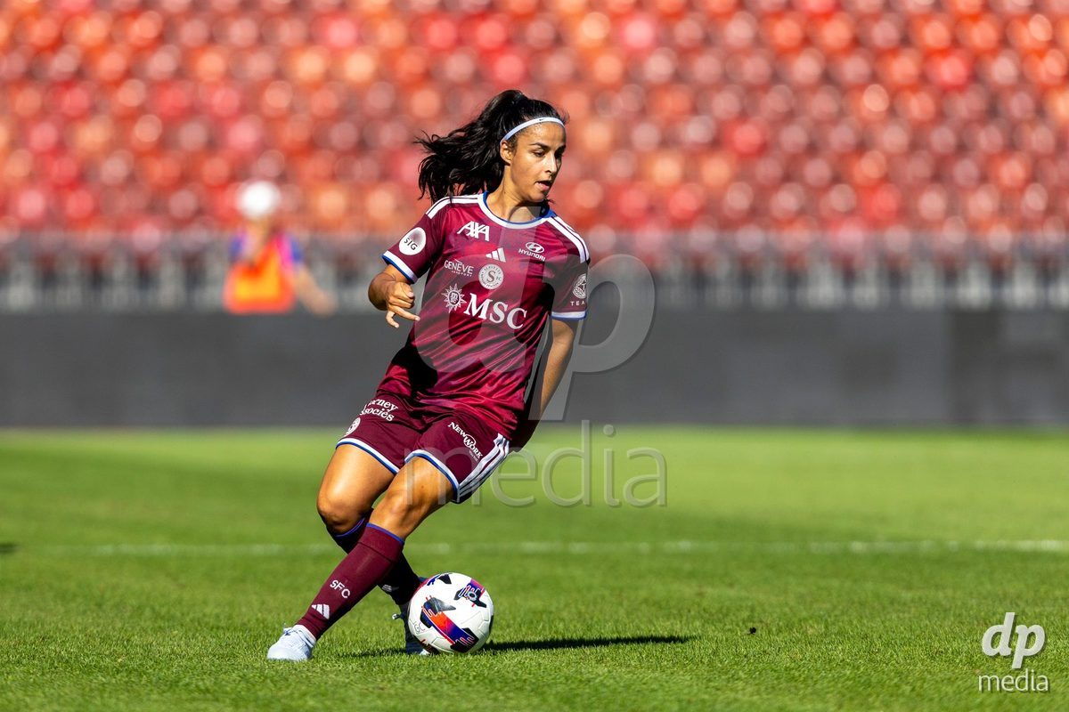 ZURICH, SWITZERLAND - September 6: Paola Hernandez (Paola Hernández) of Servette FC Chenois Feminin controls the ball during the AXA Women's Super League match between GC Frauenfussball and Servette FC Chenois Feminin at Letzigrund on September 6, 2026 in Zurich, Switzerland.