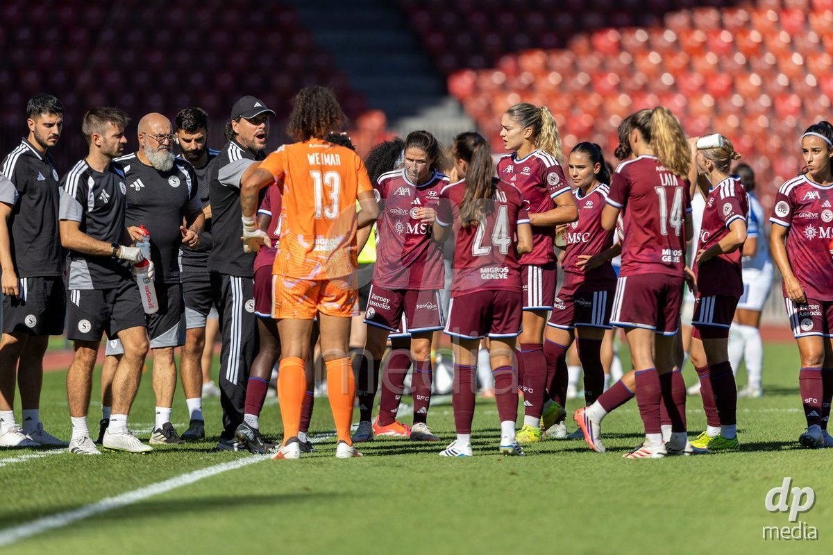 ZURICH, SWITZERLAND - September 6: Players of Servette FC Chenois Feminin have a drink break during the AXA Women's Super League match between GC Frauenfussball and Servette FC Chenois Feminin at Letzigrund on September 6, 2026 in Zurich, Switzerland.