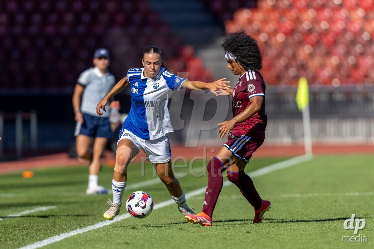 ZURICH, SWITZERLAND - September 6: Emma Egli of GC Frauenfussball (L) fights for the ball with Mickaella Cardia (Mickaëlla Cardia) of Servette FC Chenois Feminin (R) during the AXA Women's Super League match between GC Frauenfussball and Servette FC Chenois Feminin at Letzigrund on September 6, 2026 in Zurich, Switzerland.