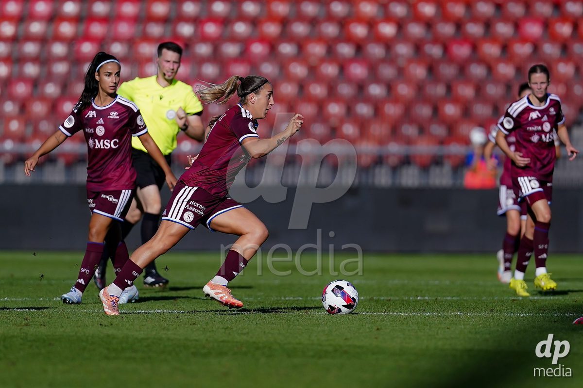 ZURICH, SWITZERLAND - September 6: Gloria Marinelli of Servette FC Chenois Feminin controls the ball during the AXA Women's Super League match between GC Frauenfussball and Servette FC Chenois Feminin at Letzigrund on September 6, 2026 in Zurich, Switzerland.