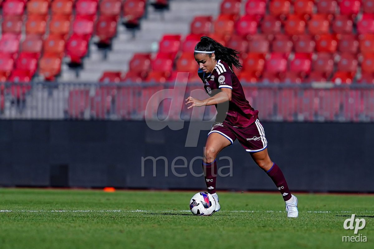 ZURICH, SWITZERLAND - September 6: Paola Hernandez (Paola Hernández) of Servette FC Chenois Feminin controls the ball during the AXA Women's Super League match between GC Frauenfussball and Servette FC Chenois Feminin at Letzigrund on September 6, 2026 in Zurich, Switzerland.