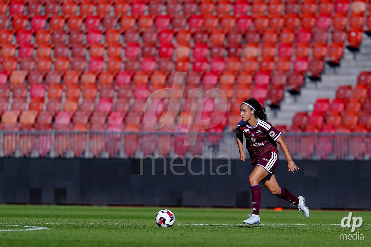 ZURICH, SWITZERLAND - September 6: Paola Hernandez (Paola Hernández) of Servette FC Chenois Feminin controls the ball during the AXA Women's Super League match between GC Frauenfussball and Servette FC Chenois Feminin at Letzigrund on September 6, 2026 in Zurich, Switzerland.
